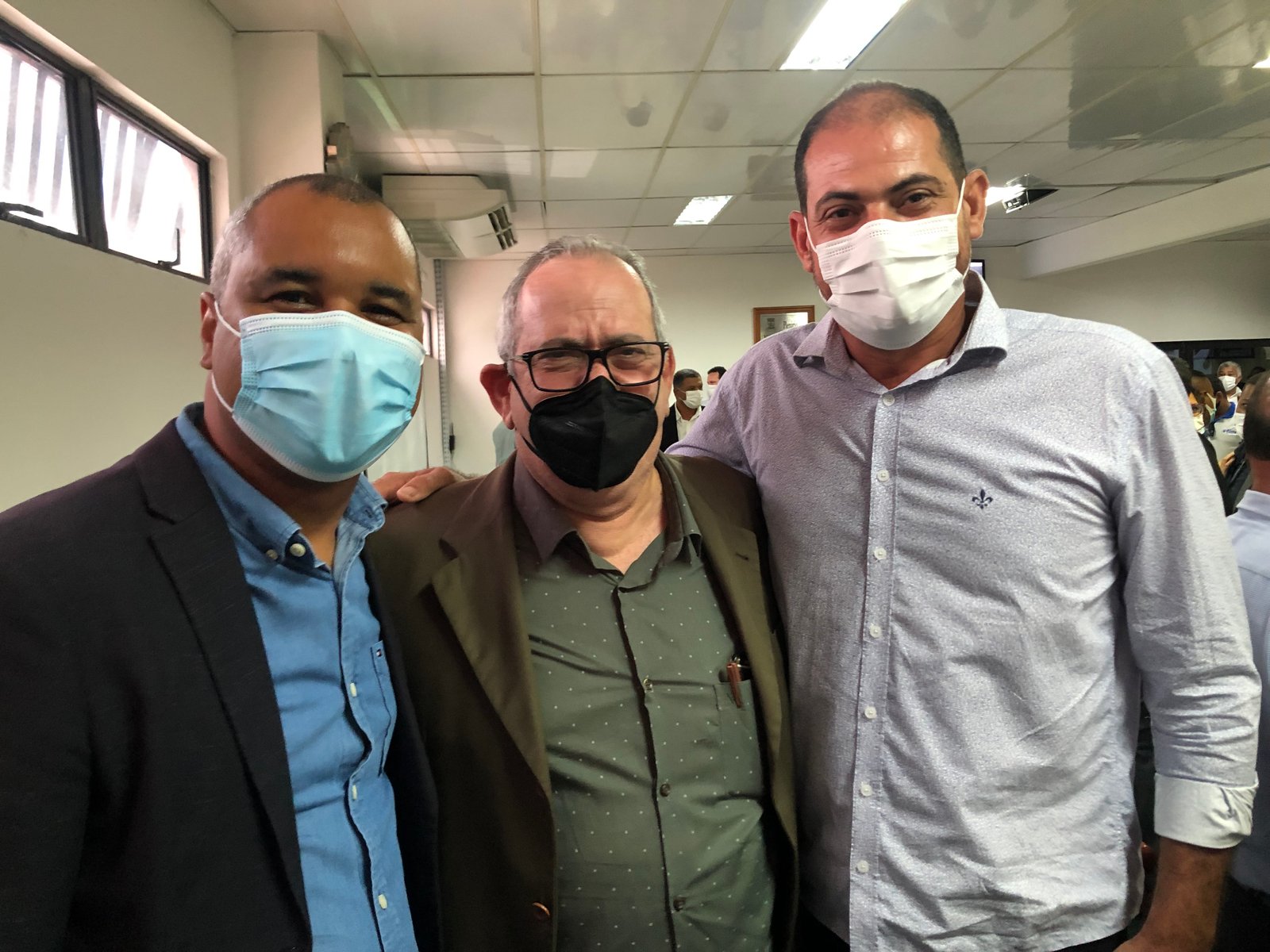 Sid Serra ao lado o Secretário Alberto Carvalho e o Vereador Adailton