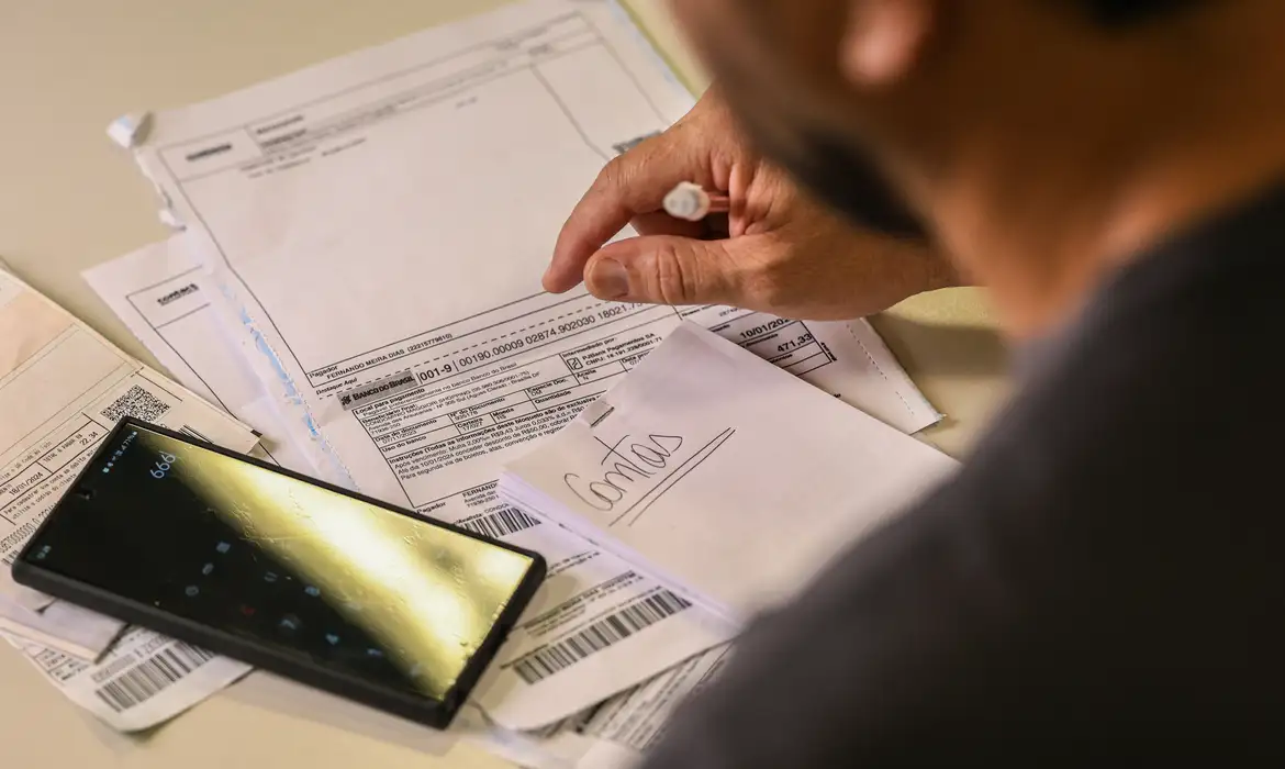 Sal&aacute;rio m&iacute;nimo de R$ 1.621 come&ccedil;a a valer nesta quinta-feira