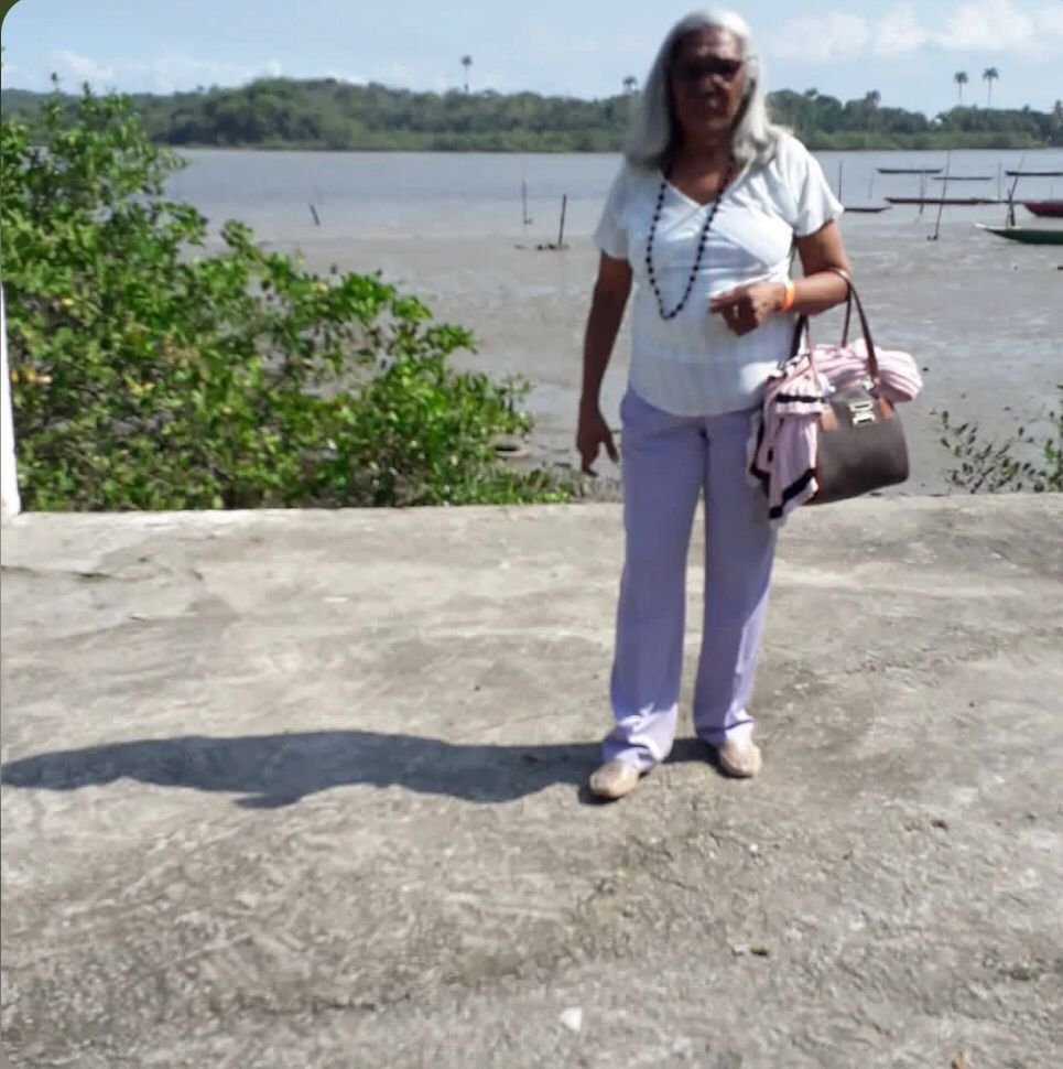 O Portal Eixos Not&iacute;cias e toda a comunidade sim&otilde;esfilhense parabenizam a querida professora Dinorah de Carvalho Sales pelo seu anivers&aacute;rio