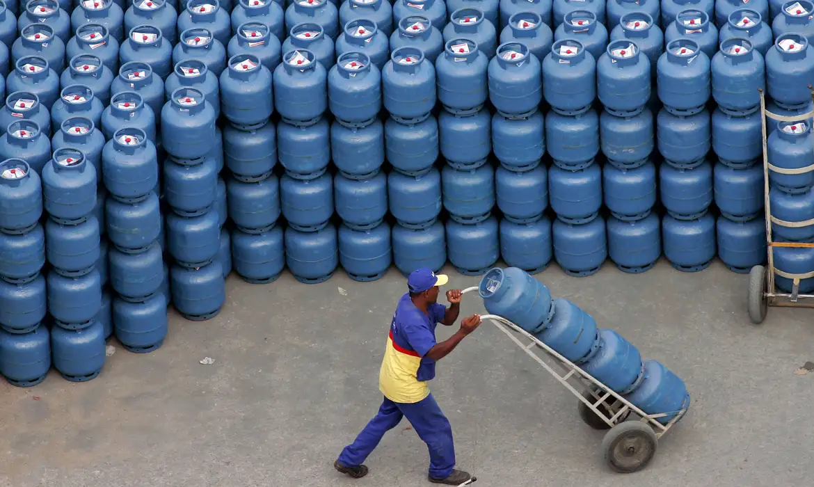 Governo libera R$ 330 milh&otilde;es para segurar pre&ccedil;o do g&aacute;s de cozinha 