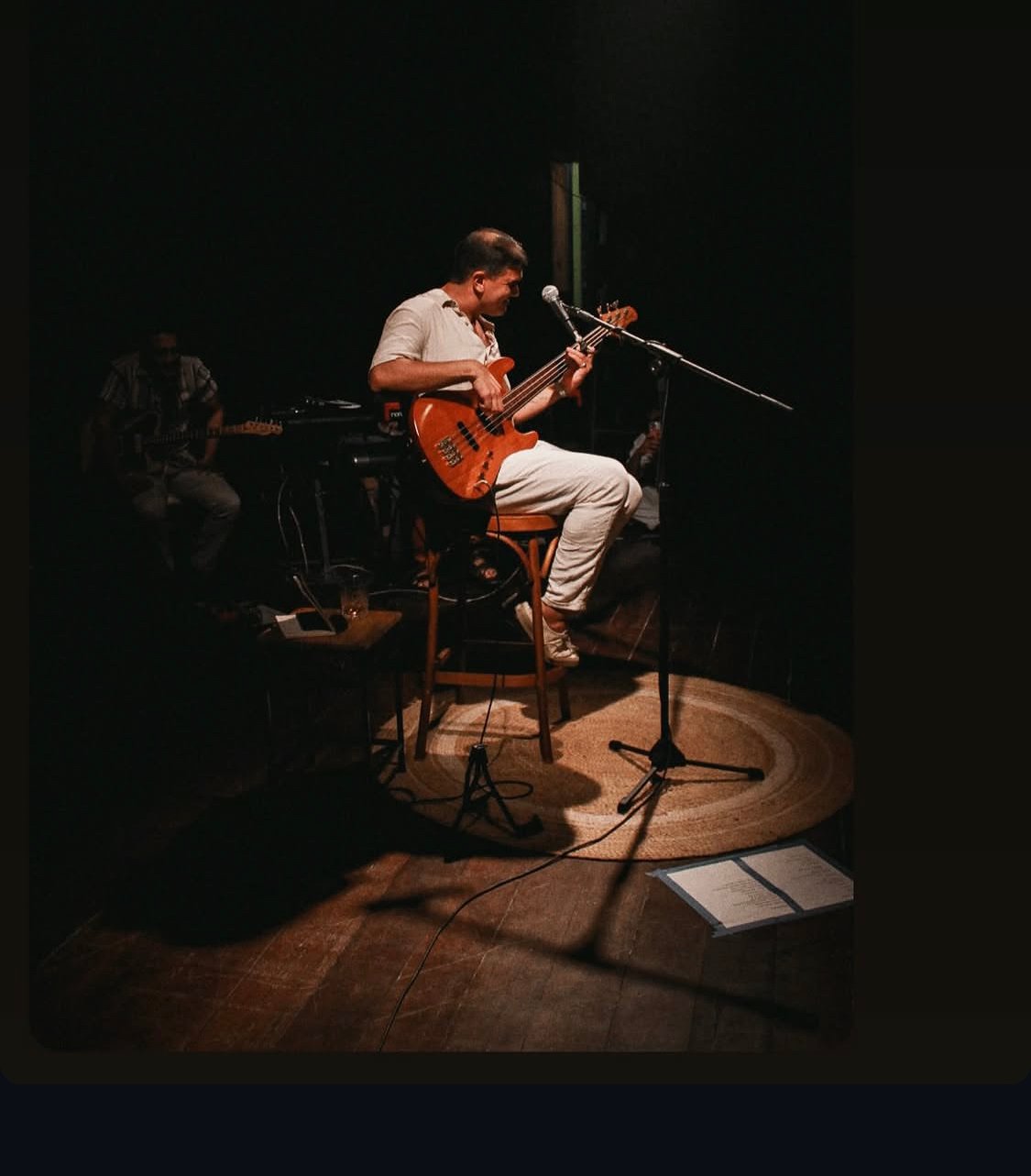 Cantor sim&otilde;esfilhense L&eacute;o Rocha apresenta show autoral no Teatro Gamboa, em Salvador